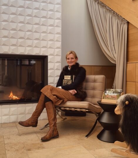 Kamin, Rezeption, Frauke sitzt an der Rezeption am Kamin, Landhaus Averbeck