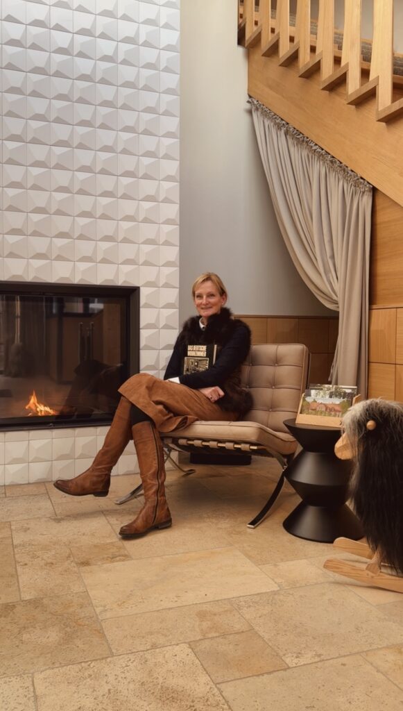 Kamin, Rezeption, Frauke sitzt an der Rezeption am Kamin, Landhaus Averbeck