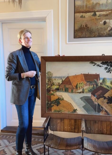 Frauke mit Gemälde vom Hof