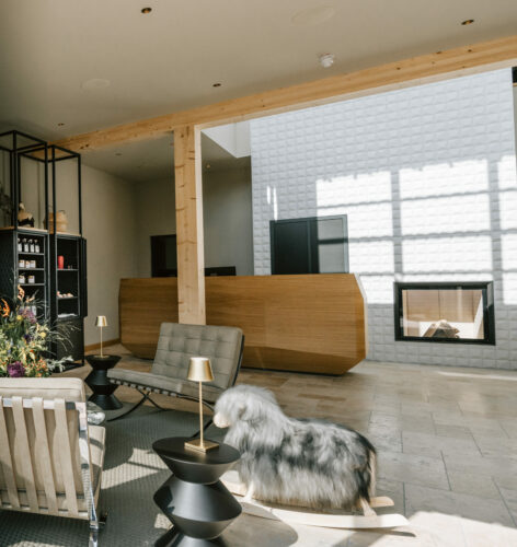 Ein graues Schaukelpferd steht im Eingangsbereich des Landhauses.