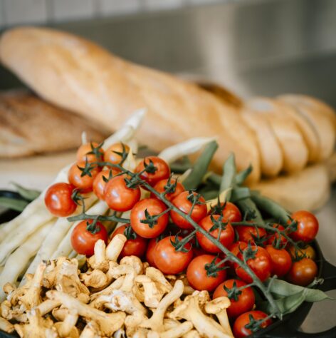 Tomaten, Pfifferlinge, Brot