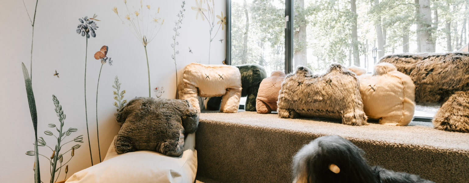 Eine Kuschelecke mit verschiedenen Kissen im Hotel mit Kinderbetreuung.