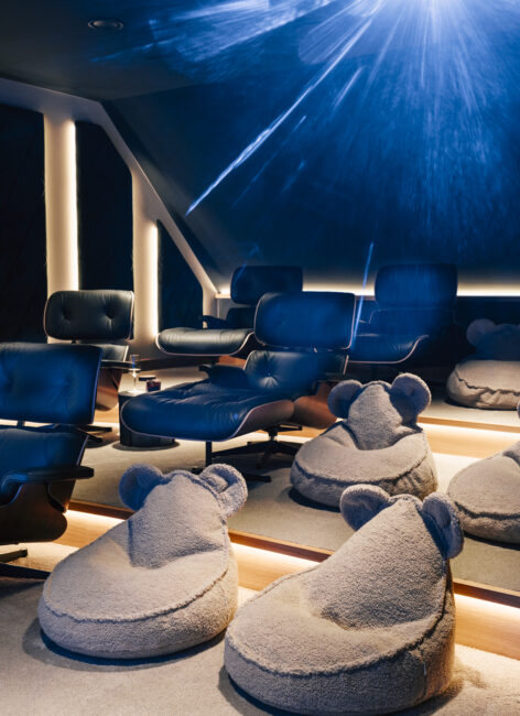Verschiedene Sitz- und Liegemöglichkeiten im hauseigenen Kino während einem Familienurlaub All Inclusive