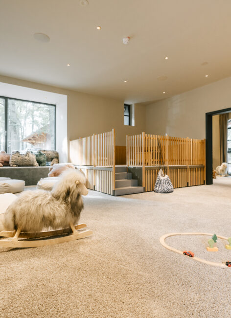Das helle Spielzimmer im Averbeck Hotel mit Kinderbetreuung mit verschiedenen Spielzeugen und einem Stillzimmer.