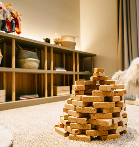 Bauwerk aus Bauklötzen im Kinderspielzimmer im Hotel mit Kinderbetreuung