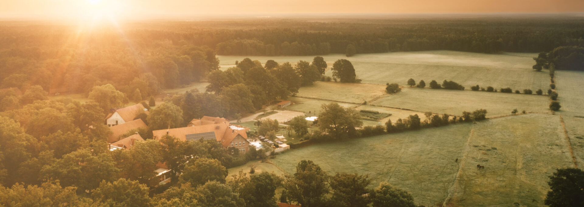 Die wunderschöne Landschaft um das Landhaus Averbeck bei Sonnenuntergang.