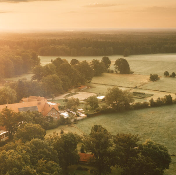 Die wunderschöne Landschaft um das Landhaus Averbeck bei Sonnenuntergang.