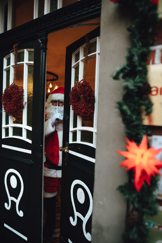 Ein Nikolaus versteckt sich im Eingangsbereich des weihnachtlich geschmückten Hotels.