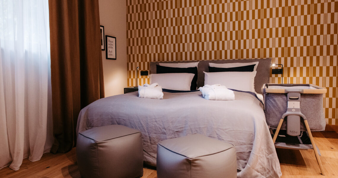Hochwertiges Familienzimmer mit Babybett im Landhaus Averbeck