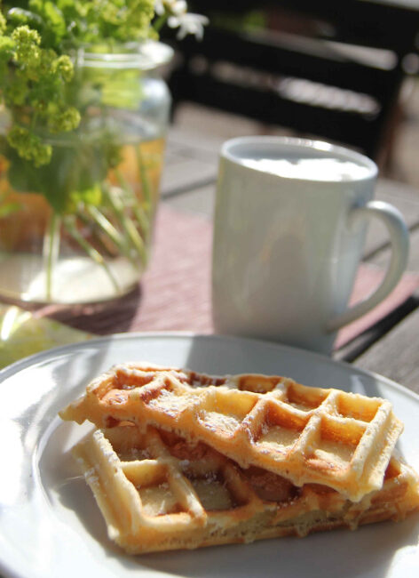 Belgische Waffeln und eine Tasse auf einem Tisch