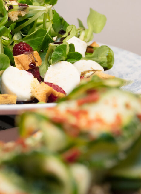 Leckerer Feldsalat mit Himbeeren und Ziegenkäse