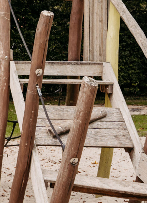 Klettergerüst aus Holz im Hinterhof des Landhaus Averbeck