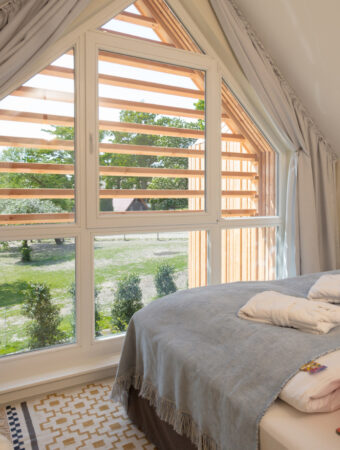 Großes Fenster vor dem Bett im Landhaus Averbeck