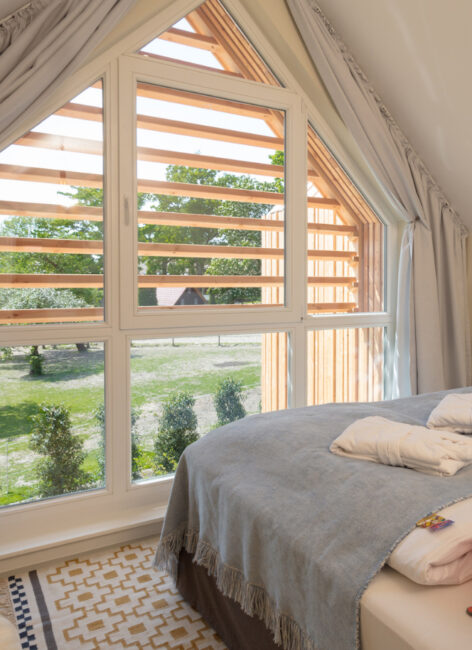 Großes Fenster vor dem Bett im Landhaus Averbeck