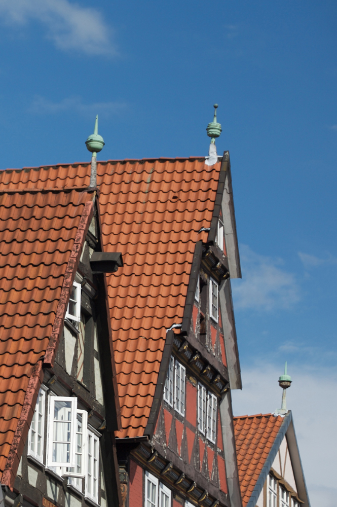 Dächer der Fachwerkhäuser bei strahlend blauem Himmel