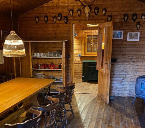 Großer Tisch in der holzvertäfelten Jagdhütte im Landhaus Averbeck