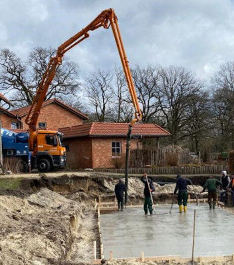 6 Personen gießen die Bodenplatte für den Pool für das Landhaus Averbeck