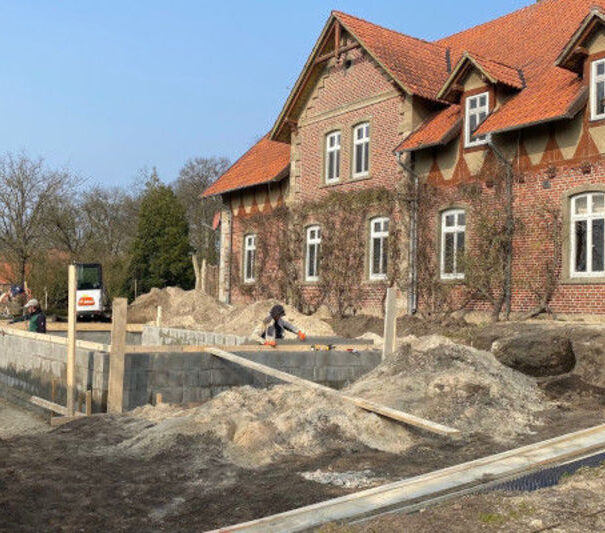 Baustelle des Pools im Garten des Landhaus Averbeck