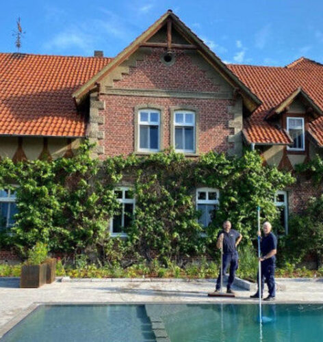 Csm 210706 Pool2 600×400 Dfa82a8f59 Zwei Männer reinigen den neuen Pool im Landhaus Averbeck