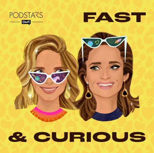 Cover vom Podcast Fast and Curious mit zwei lachenden Frauen mit Sonnenbrillen auf gelben Hintergrund.